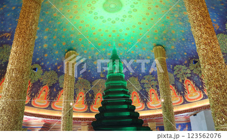 エメラルド色の仏塔のある寺院 エメラルド色の仏塔のある寺院 123562076