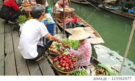 バンコクの水上マーケット 123562077