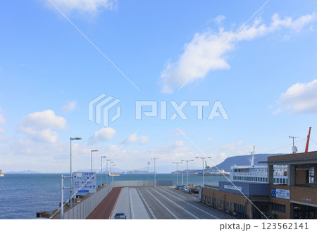 高松港の小豆島・直島行きフェリー乗り場 123562141