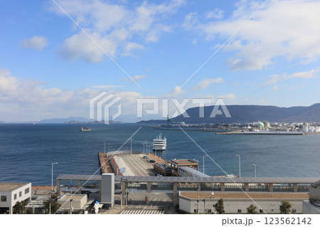 高松港の小豆島・直島行きフェリー乗り場 123562142