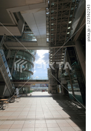 高松シンボルタワーの開放的なエントランス空間「デックスガレリア」 123562143