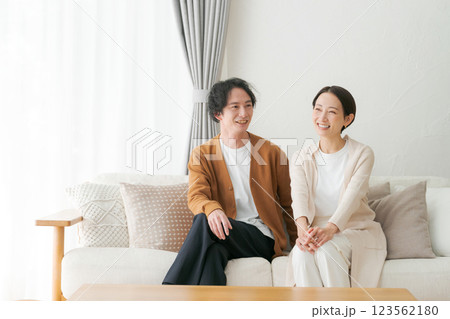 リビングでくつろぐカップル リビングでくつろぐカップル 123562180