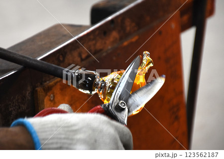 薩摩切子ガラス工場の吹きガラスのハサミで成形 123562187