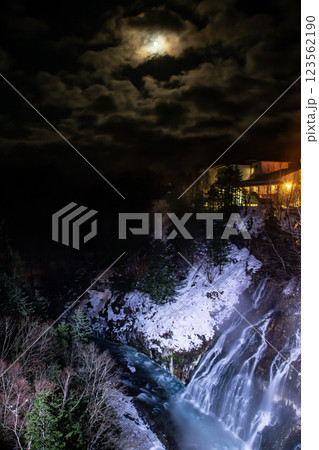 ライトアップの白鬚の滝 123562190