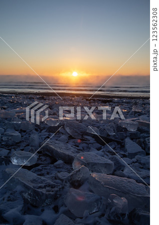 海岸に押し寄せたジュエリーアイス 123562308