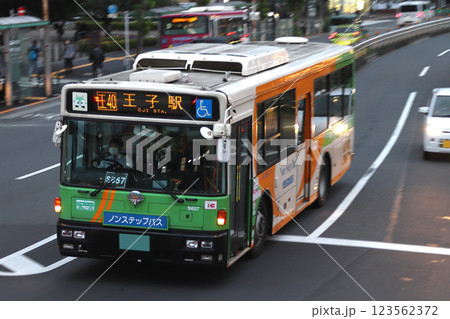 王子駅前を行く都営バス（王40丙：宮城循環） 123562372