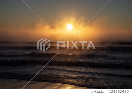 幻想的な海霧の朝 123562489