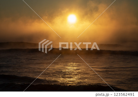 幻想的な海霧の朝 幻想的な海霧の朝 123562491
