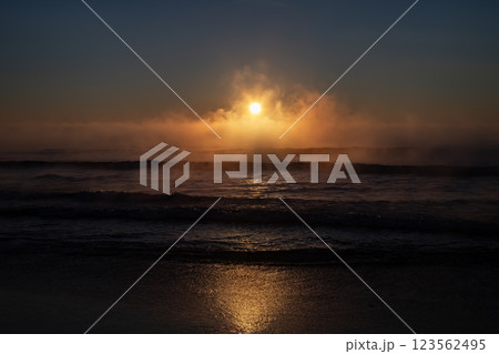 幻想的な海霧の朝 123562495