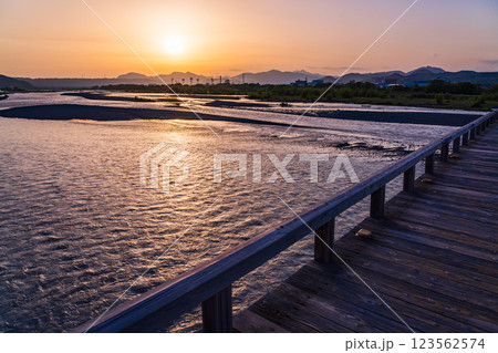 【静岡県】島田市の蓬莱橋　夕景 123562574