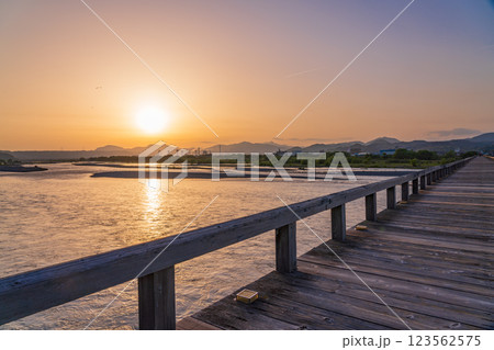 【静岡県】島田市の蓬莱橋 夕景 【静岡県】島田市の蓬莱橋 夕景 123562575