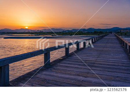 【静岡県】島田市の蓬莱橋　夕景 123562576