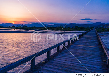 【静岡県】島田市の蓬莱橋　夕景 123562578