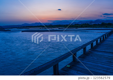 【静岡県】島田市の蓬莱橋　夕景 123562579