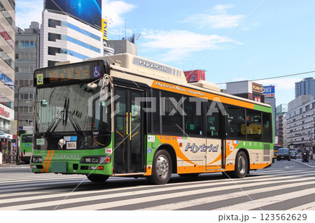 池袋駅東口前を行く都営バス（草63：池袋-巣鴨駅経由⇔浅草寿町） 123562629