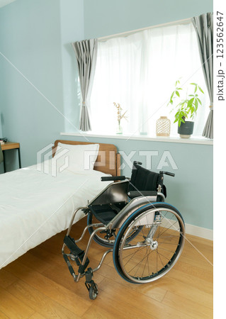 寝室にある車椅子 寝室にある車椅子 123562647