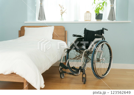 寝室にある車椅子 123562649