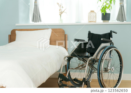 寝室にある車椅子 寝室にある車椅子 123562650