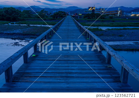 【静岡県】島田市の蓬莱橋 日が暮れて 【静岡県】島田市の蓬莱橋 日が暮れて 123562721