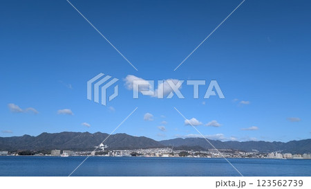 青い空と青い海と白い雲 123562739