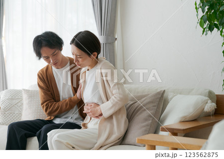 体調不良の妻と心配する夫 体調不良の妻と心配する夫 123562875