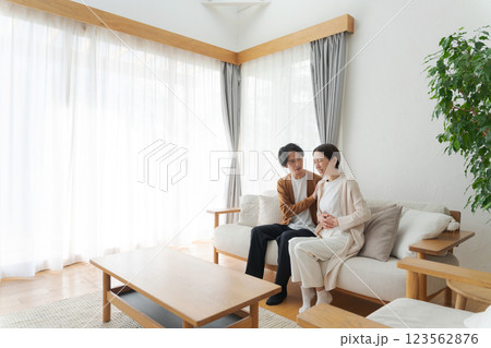 体調不良の妻と心配する夫 体調不良の妻と心配する夫 123562876