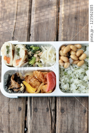 仕切り一体型弁当箱を使った手作りの和食弁当 仕切り一体型弁当箱を使った手作りの和食弁当 123562885