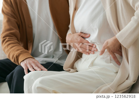 体調不良の妻と心配する夫（顔なし） 123562918