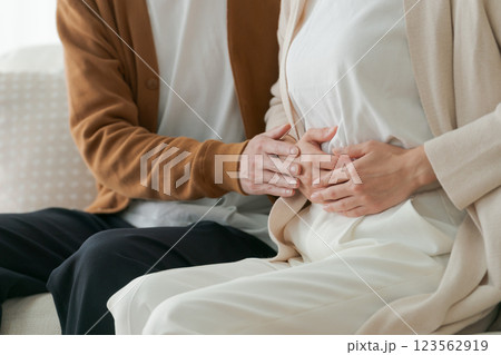 体調不良の妻と心配する夫(顔なし) 体調不良の妻と心配する夫(顔なし) 123562919