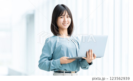 ノートパソコンを持つ笑顔の女性・ビジネスウーマン 123562939