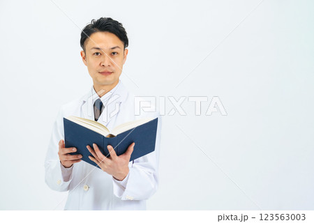 本を持つ白衣を着たミドル男性医師・科学者・研究者 123563003