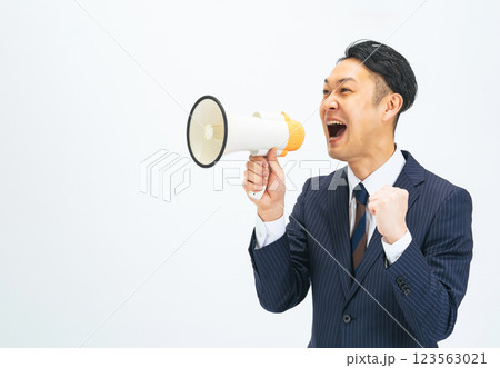拡声器で呼びかけるミドル男性ビジネスパーソン 123563021