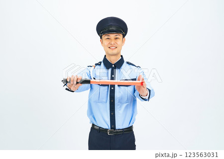 交通整理するミドル男性警備員 交通整理するミドル男性警備員 123563031