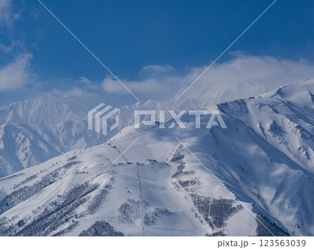 青空と雪の北アルプス 長野県白馬村 青空と雪の北アルプス 長野県白馬村 123563039
