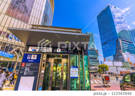 日本の東京都市景観 渋谷スクランブル交差点やエレベーターなどを望む。奥に渋谷駅しぶちか出入口＝2日 123563048