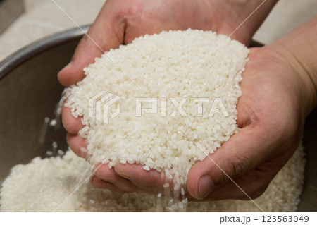 お米を研ぐ手元01 123563049