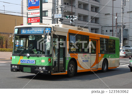 小名木川駅前：アリオ北砂前を行く都営バス（都07系統：錦糸町⇔門前仲町） 123563062