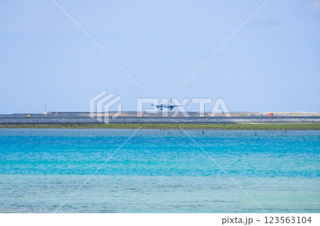 沖縄瀬長島からみる飛行機 沖縄瀬長島からみる飛行機 123563104