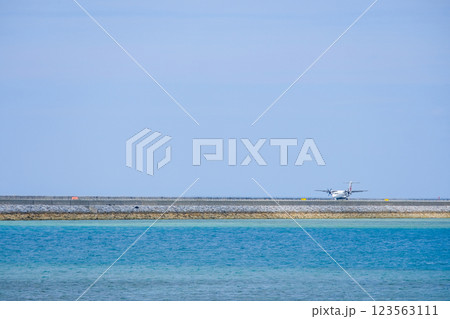 沖縄瀬長島からみる飛行機 沖縄瀬長島からみる飛行機 123563111
