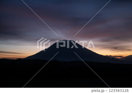 朝焼けの羊蹄山 123563126