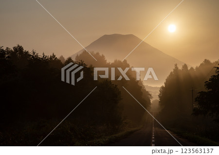 朝焼けの羊蹄山 123563137