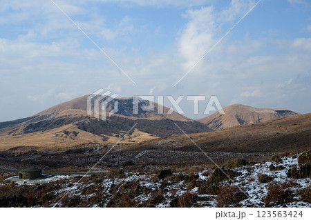 冠雪した杵島岳　冬の阿蘇の風景 123563424