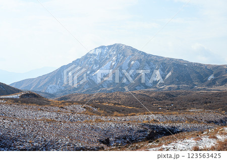 冠雪した烏帽子岳 冬の阿蘇の風景 冠雪した烏帽子岳 冬の阿蘇の風景 123563425