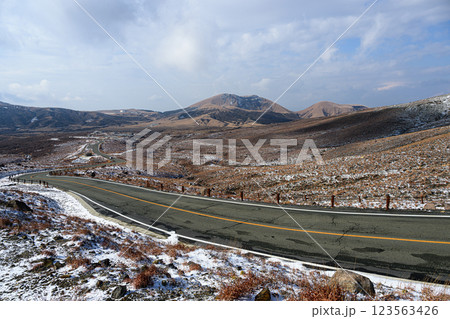 冠雪した杵島岳　阿蘇山公園道路　冬の阿蘇の風景 123563426