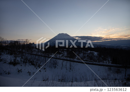 雪原の羊蹄山 雪原の羊蹄山 123563612
