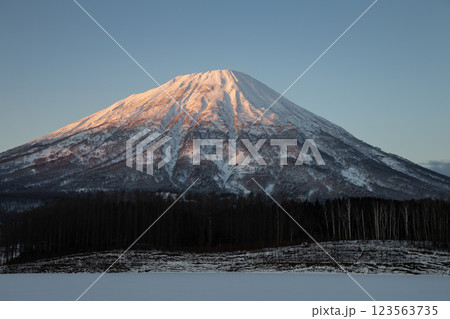 夕陽を浴びる羊蹄山 夕陽を浴びる羊蹄山 123563735