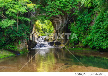 【千葉県】清水渓流広場(濃溝の滝・亀岩の洞窟) 光芒 【千葉県】清水渓流広場(濃溝の滝・亀岩の洞窟) 光芒 123563836