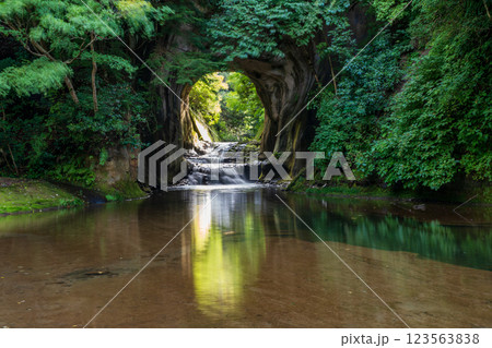 【千葉県】清水渓流広場（濃溝の滝・亀岩の洞窟）　光芒 123563838