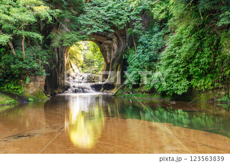 【千葉県】清水渓流広場（濃溝の滝・亀岩の洞窟）　光芒 123563839
