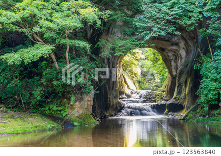【千葉県】清水渓流広場（濃溝の滝・亀岩の洞窟）　光芒 123563840